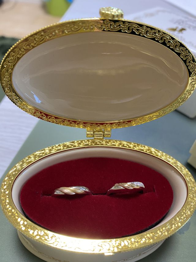 美女と野獣をイメージしたリングです。