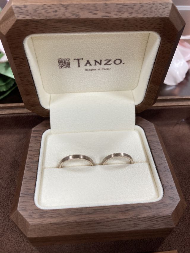 つや消し、ミル打ち。指輪の色は、tanzoオリジナルの桜色。