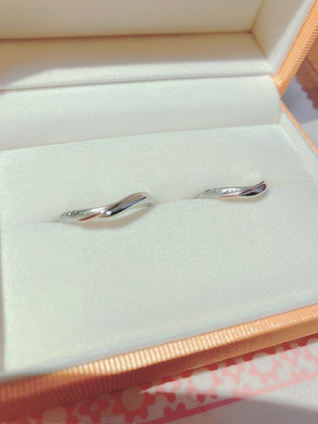 片面はマット素材にして、二人のイニシャルいれました。