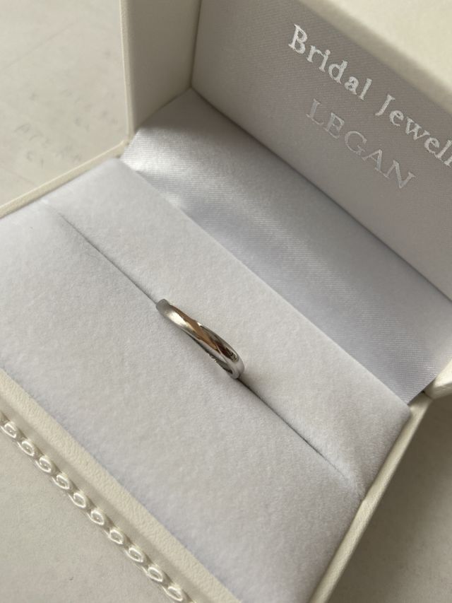 シルバーとゴールドの2色で
一部にダイヤモンドダスト加工