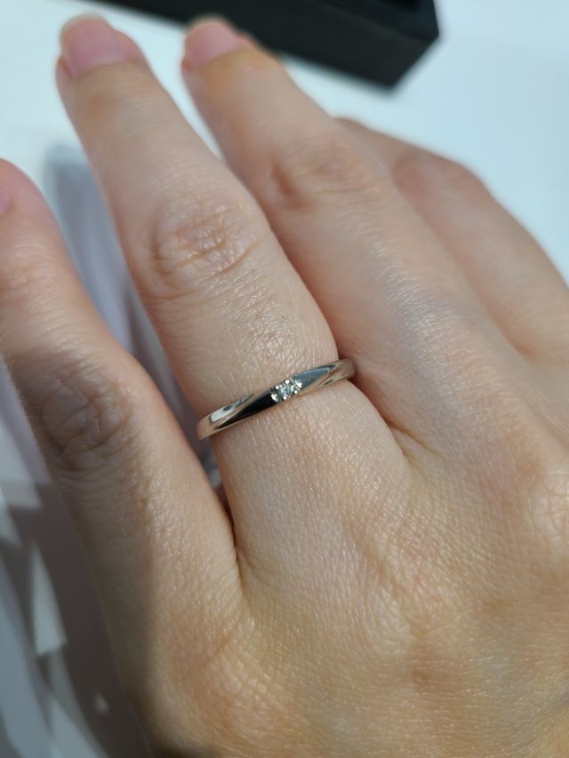 ウェーブ型でダイヤが一石入ったデザイン