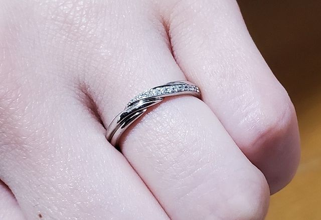 指が綺麗に見えるデザインです。