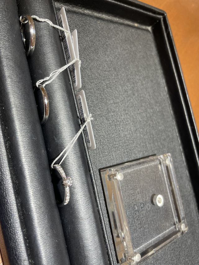 華奢にも関わらずで華やかなデザインです。
