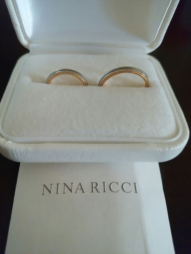 サイドからゴールドが見えます。