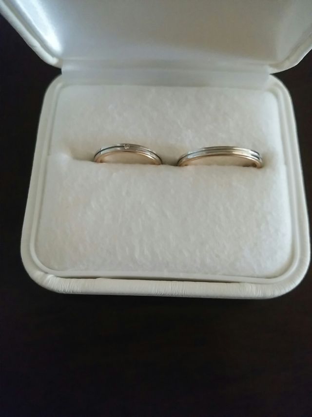 私の指輪だけ、ダイヤ入りです。