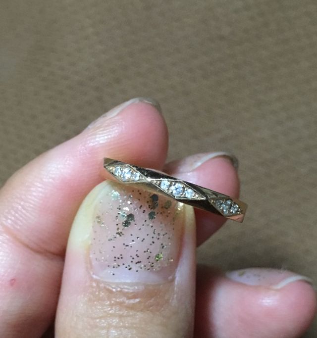 affluxの結婚指輪オリジナルで宝石の入ったピンクゴールド