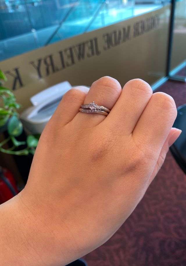 婚約指輪と結婚指輪を重ね付けしています。