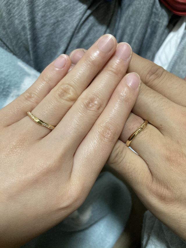 ゴールドの指輪。vラインでカーブがあり、指馴染みが良いです。