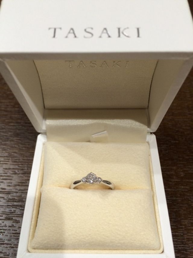 梅田大丸百貨店で購入したTASAKIの婚約指輪です。