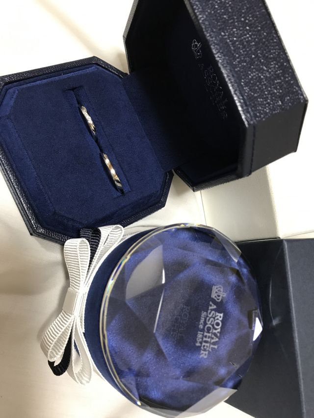 輝きが素敵です。クリスタルの指輪ケースも着いていました。