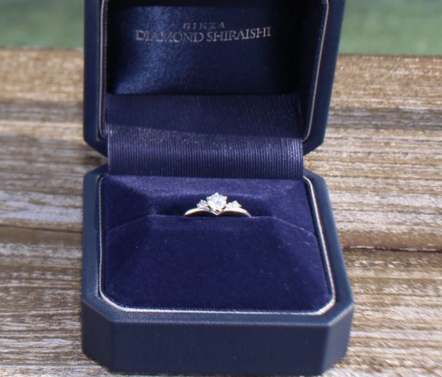 1石ではなくサイドにダイヤがあるものを選びました。