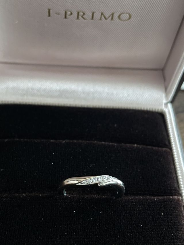 女性用には北斗七星をイメージした7石ダイヤが埋め込まれてます