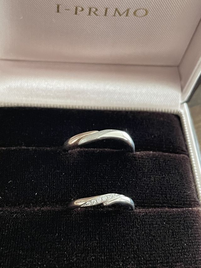 奥が男性用、手前が女性用
プラチナとペールブラウンゴールド