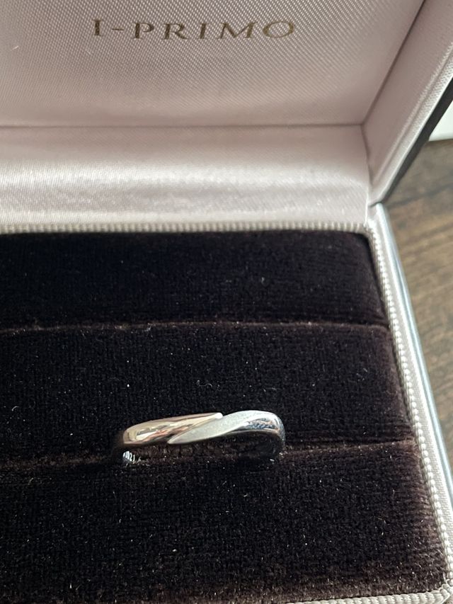 男性用にはサテンダイヤのマット加工と内側に1石ダイヤが。