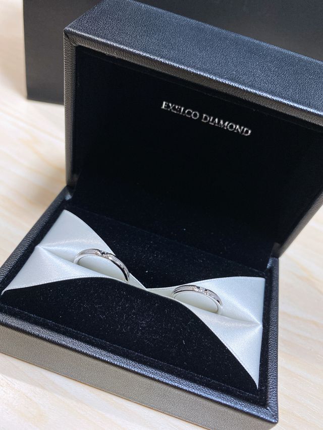 シンプルだけどミル打ちがアクセントの大人っぽいデザインです。