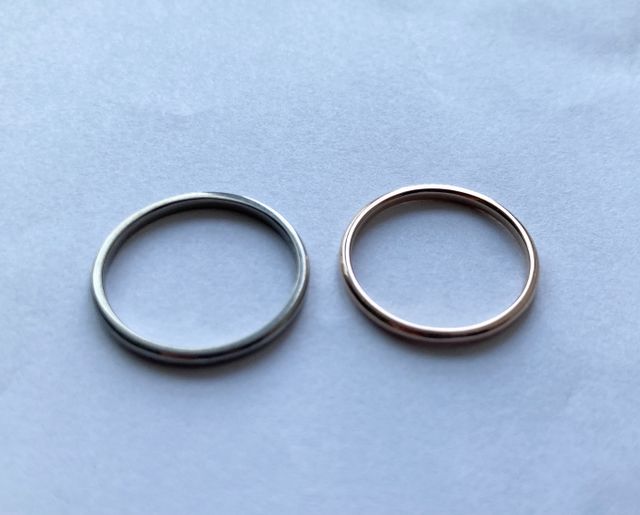 K18金の、ホワイト(左)とピンクゴールド(右)の指輪です