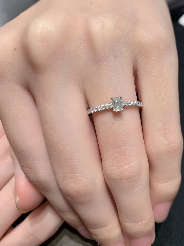 エメラルドカットの婚約指輪