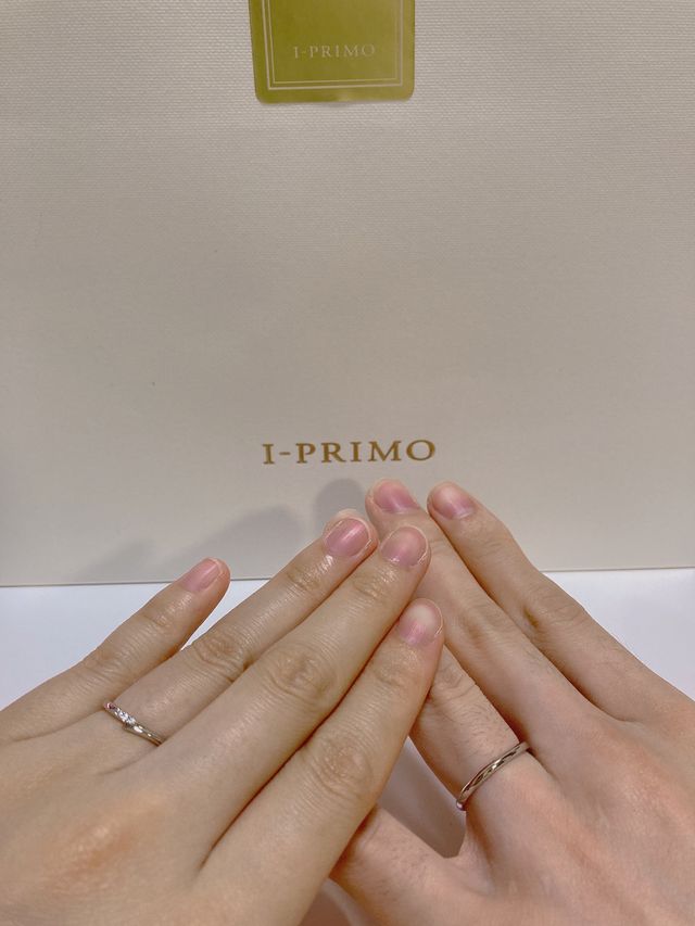 買ったところと旦那と指輪をして写真を撮りました。