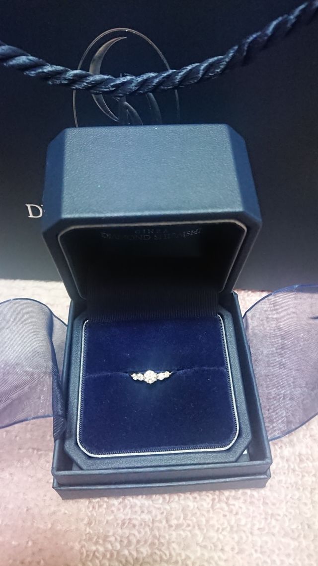 ダイヤが5つついた婚約指輪です。