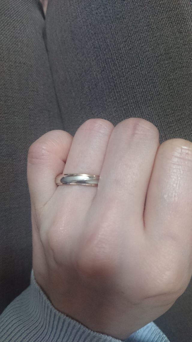 ゴールドが入っているタイプの結婚指輪です。