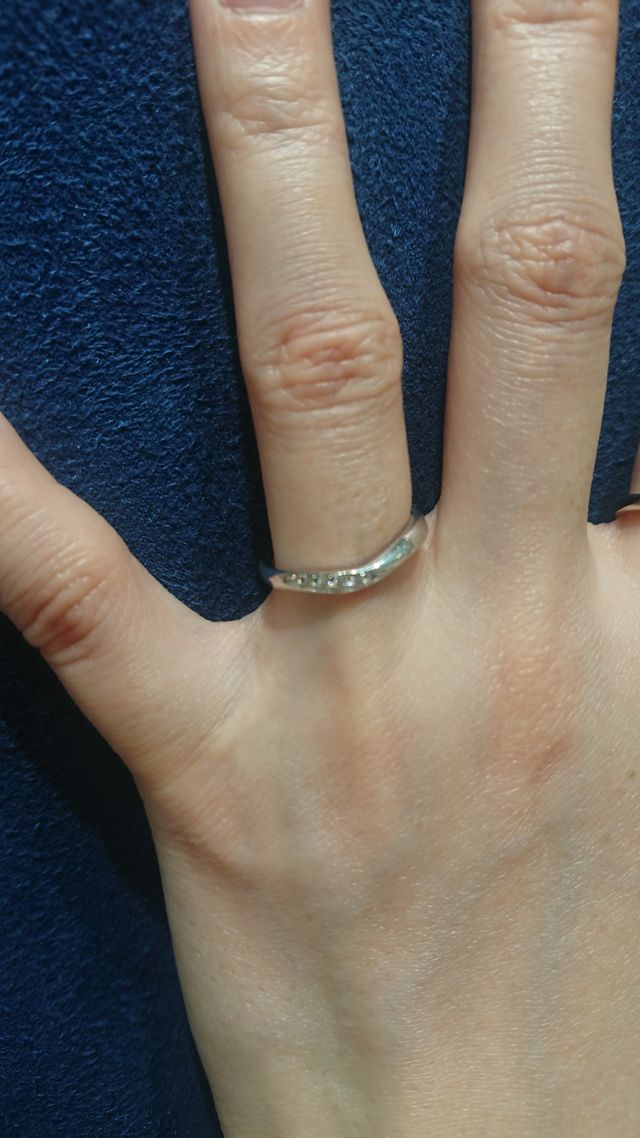 V字型で少しウェーブのデザインが入った指輪です。