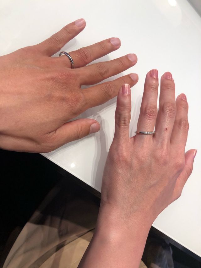 右がレディース左がメンズの結婚指輪です。