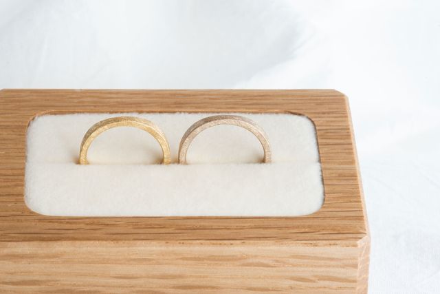 リンデンの結婚指輪。木の箱のケース入り。