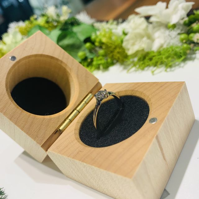 シンプルなデザインの指輪にダイヤモンドが目立つ指輪です