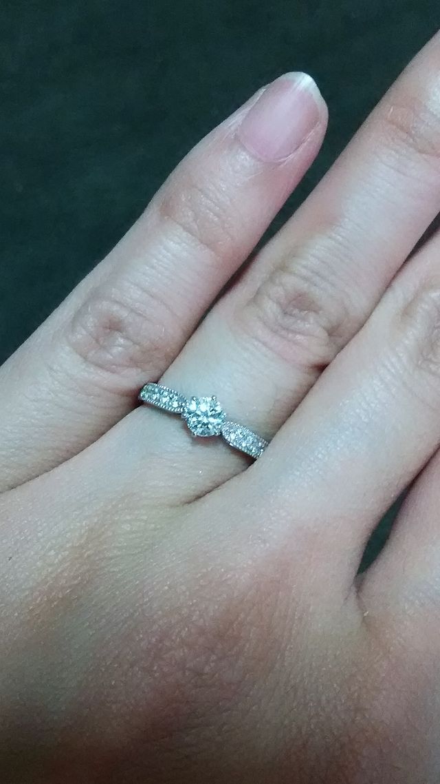 サイドにもダイヤが入っていて豪華です。