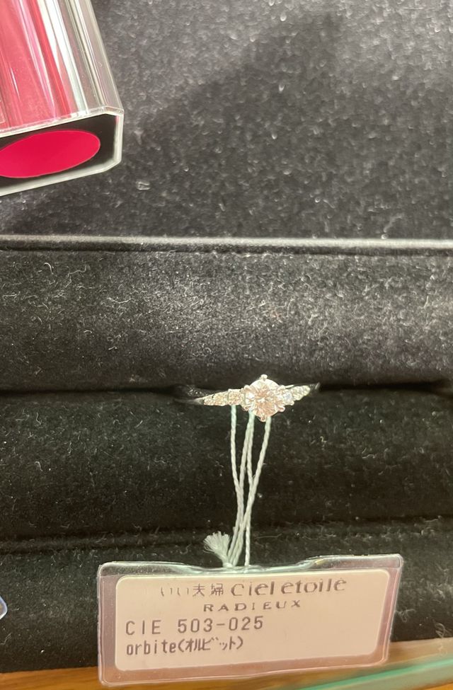 センターダイヤモンドが0.3カラットです！