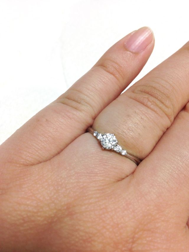 0.3カラットと小さいダイヤのついた緩いVのデザインです。