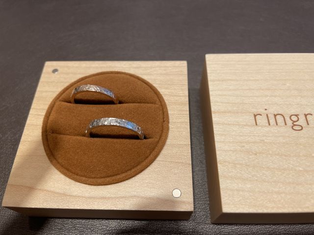 ピンクゴールドとプラチナです