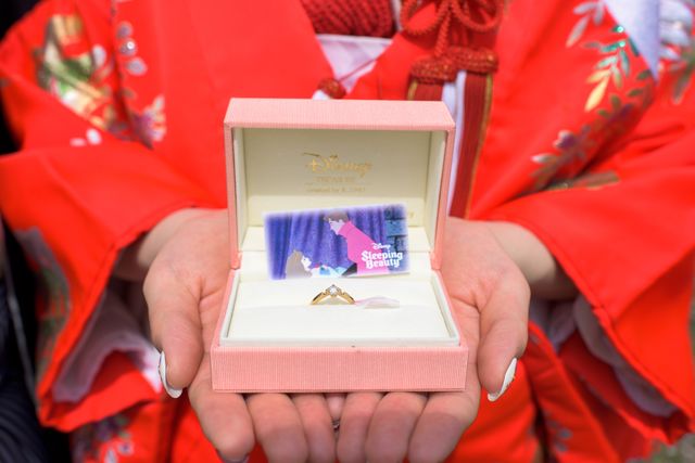 和装フォトの時に婚約指輪も記念に撮影していただきました。