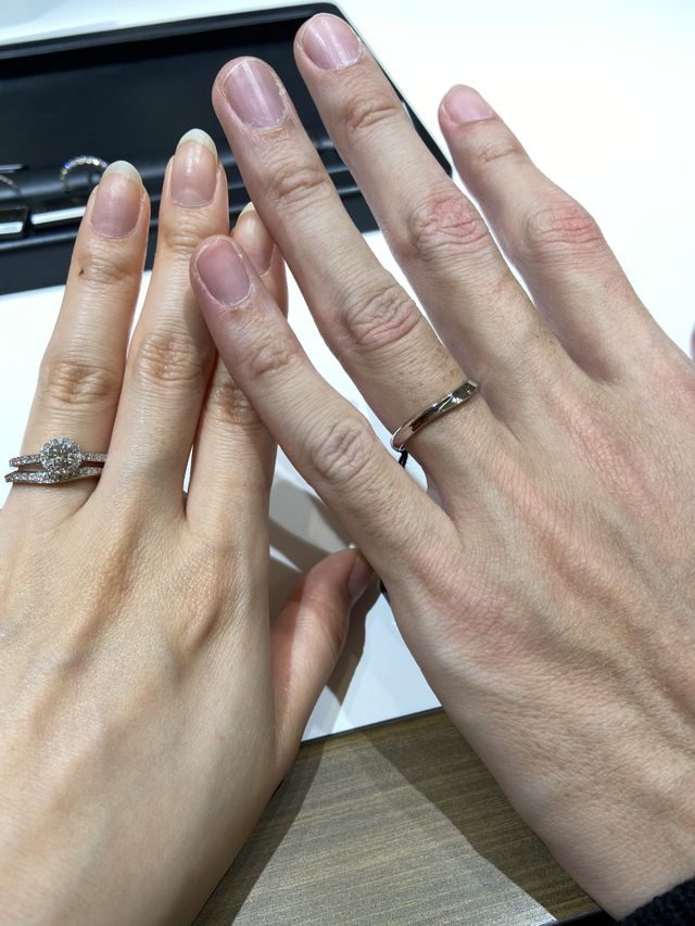 流れるようなデザインで男性の指もすらりと見えます。