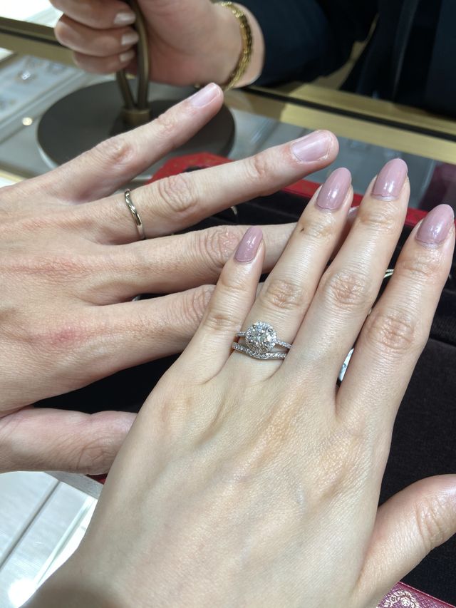 手持ちの婚約指輪との重ね付け。