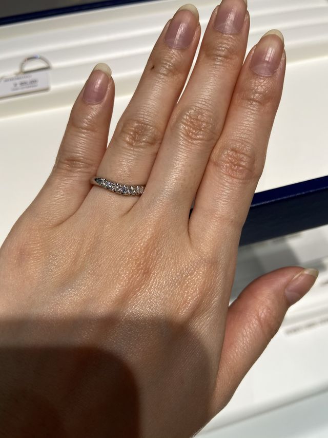 ７石入っているハーフエタニティです。品番DGR-1356R