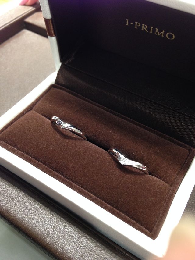 新婦の方には小さいダイヤが入っているものにしました
