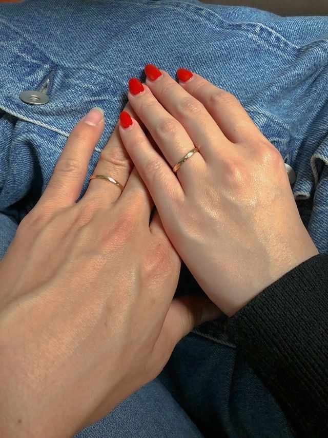 結婚指輪を着用しての撮影。