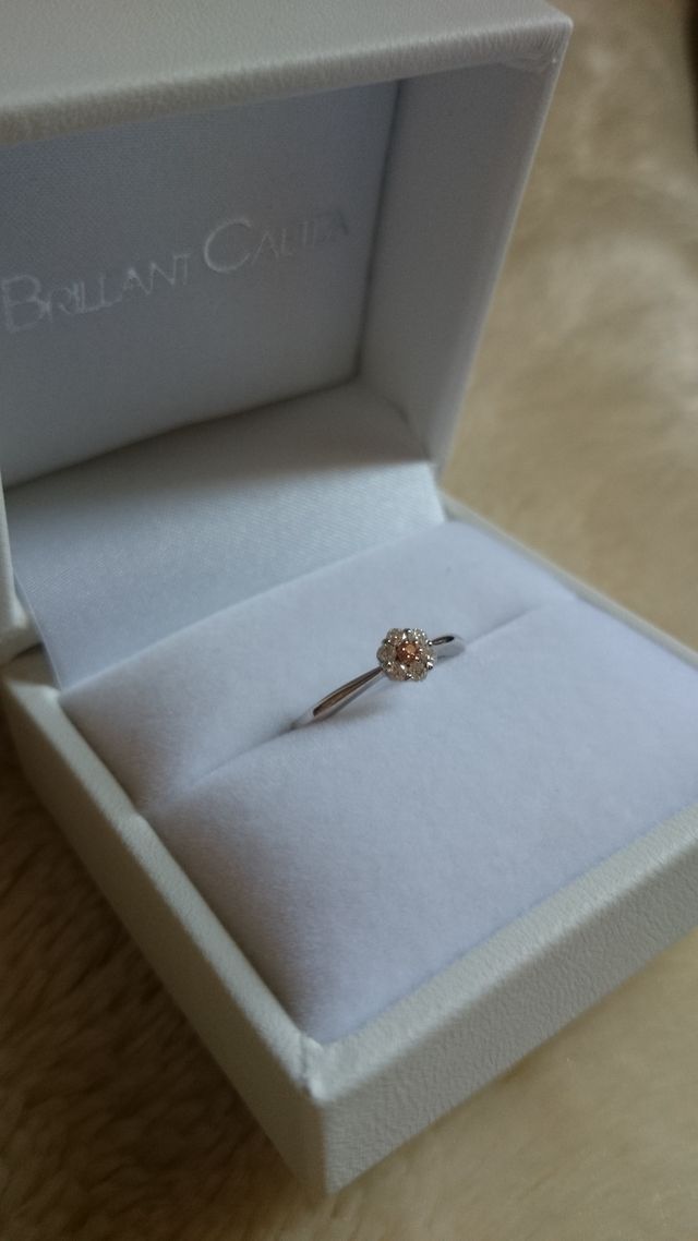 中心にはピンクダイア！シンプルですが可愛らしい指輪です！