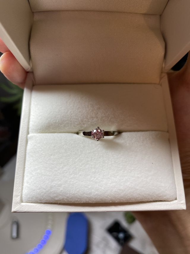 結婚指輪とセットでつけられるデザインにしました。