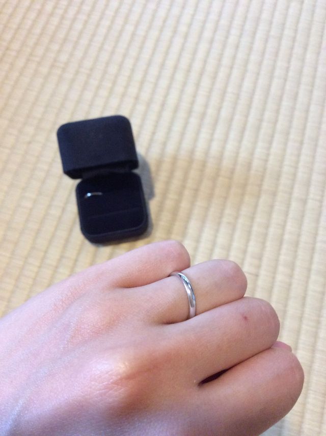 シンプルな結婚指輪です。