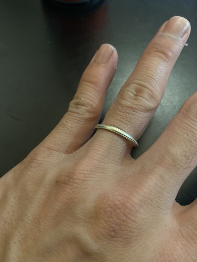 細めの指輪でとてもはめやすい。