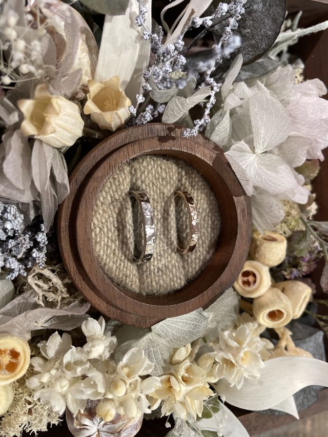 槌目というデザイン。それぞれ、相手の物を作る。