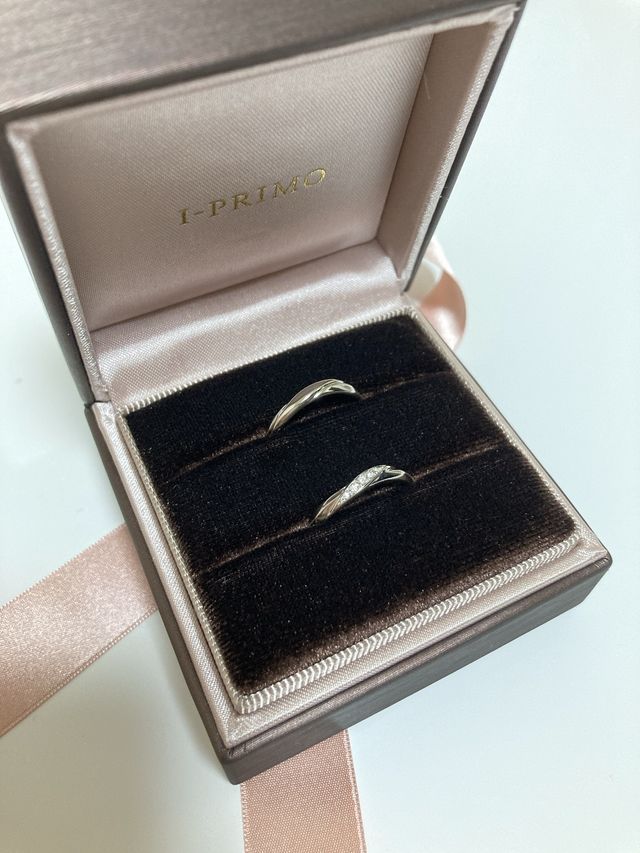 重量感のある箱で色も落ち着いた感じで指輪が引き立ちます。