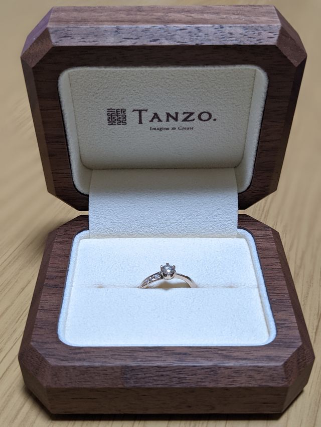 ピンクゴールドのリングにダイヤを包んでいます