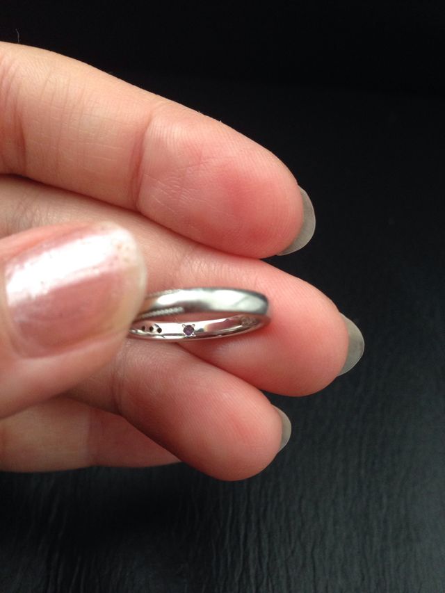 主人の誕生石を埋めています