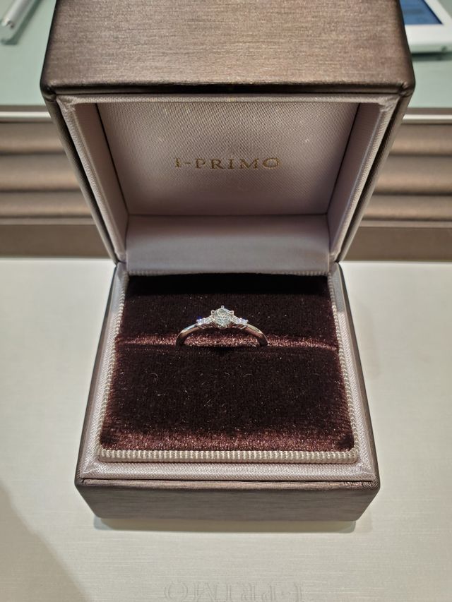 リングはシンプルめ、ダイヤがメインの横にもついてるので華やか