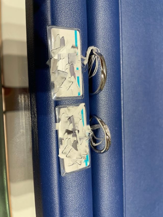 若干のウェーブ。ダイヤは3石であまりキラキラし過ぎない