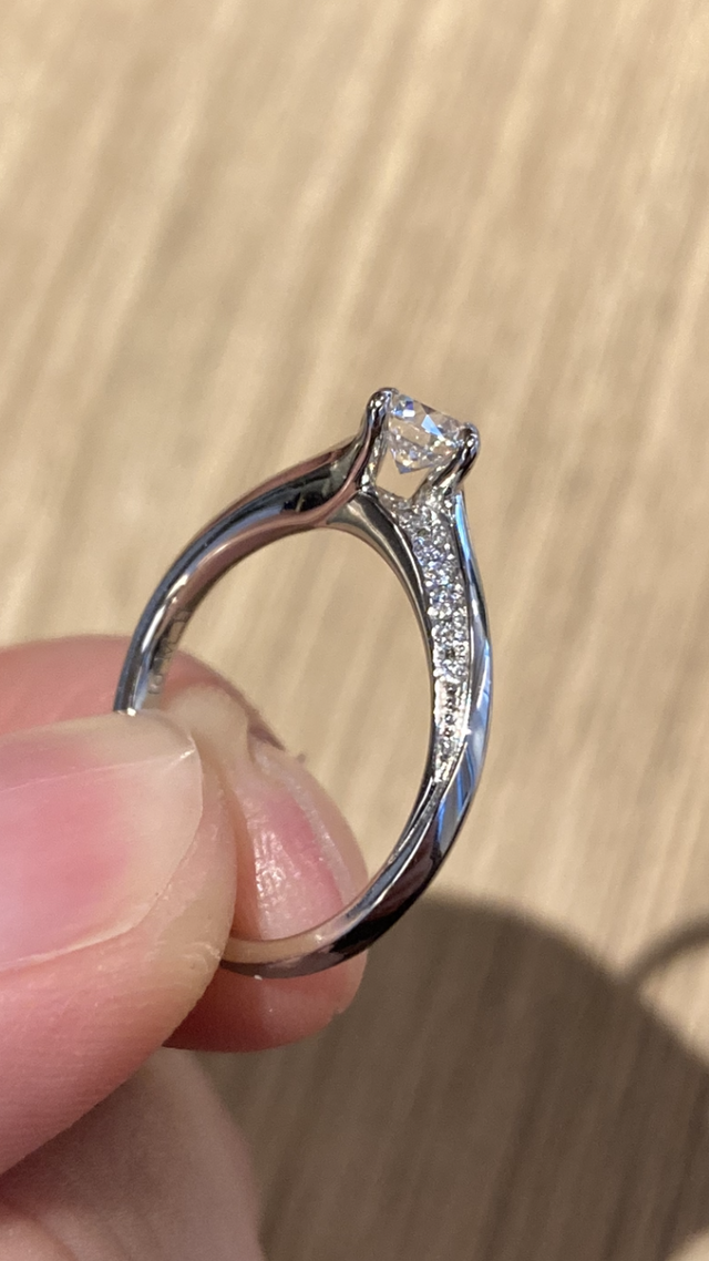 ダイヤが横から見て浮いているのが気に入りました。