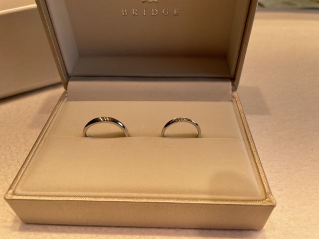 これは結婚指輪です、付けるの楽しみですよ。